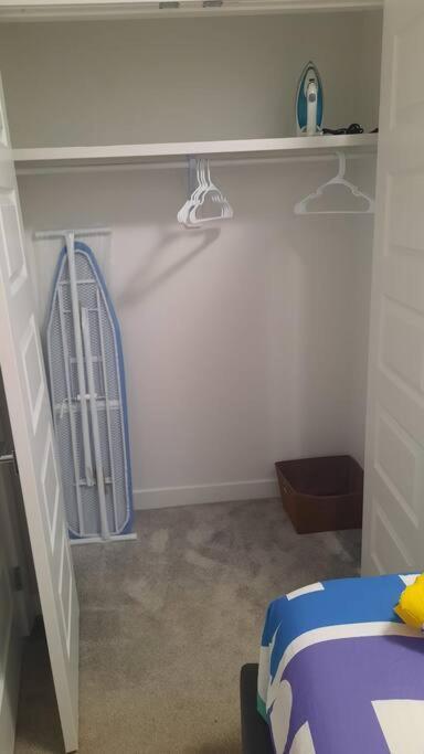 Carsonway Basement Suite Едмонтон Екстер'єр фото