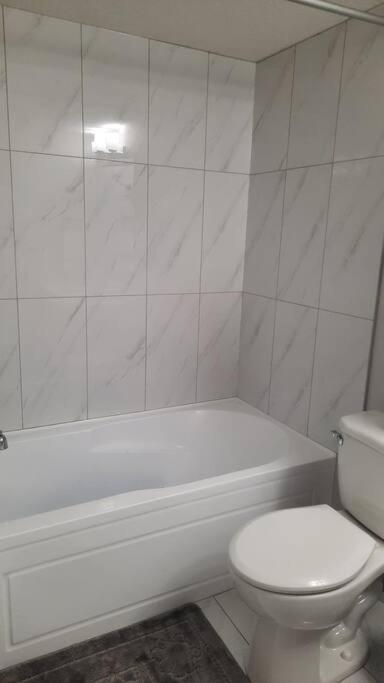 Carsonway Basement Suite Едмонтон Екстер'єр фото